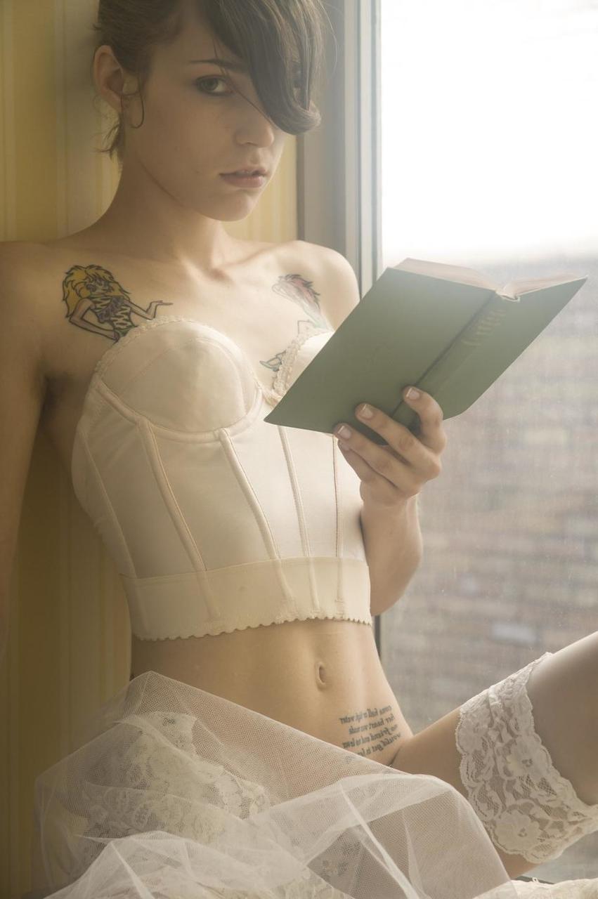 20P Une fille maigre et sexy montre ses petits seins tout en la taquinant dans sa robe de mariée.