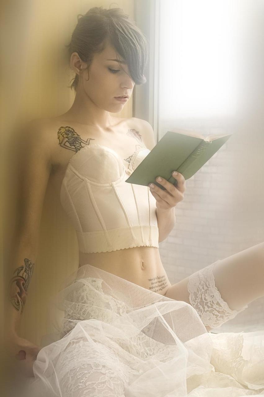 20P Une fille maigre et sexy montre ses petits seins tout en la taquinant dans sa robe de mariée.