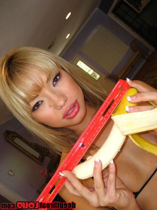 17P Beautiful smiley blonde Asian Maya Hills in bikini deepthroats a banana