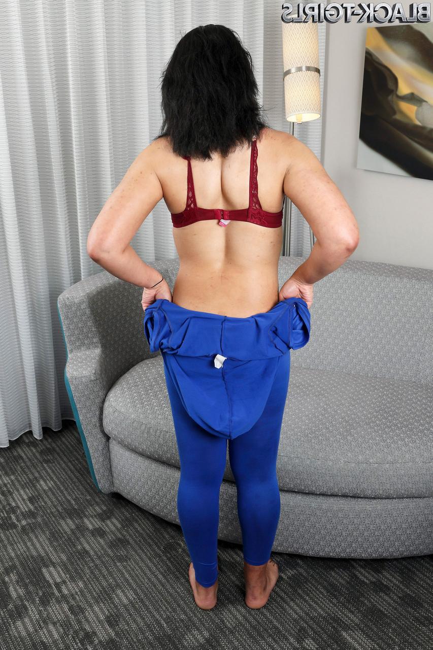 16P Travesti morena Sasha Velvet mostra sua bunda grande e seu pau pequeno sugável