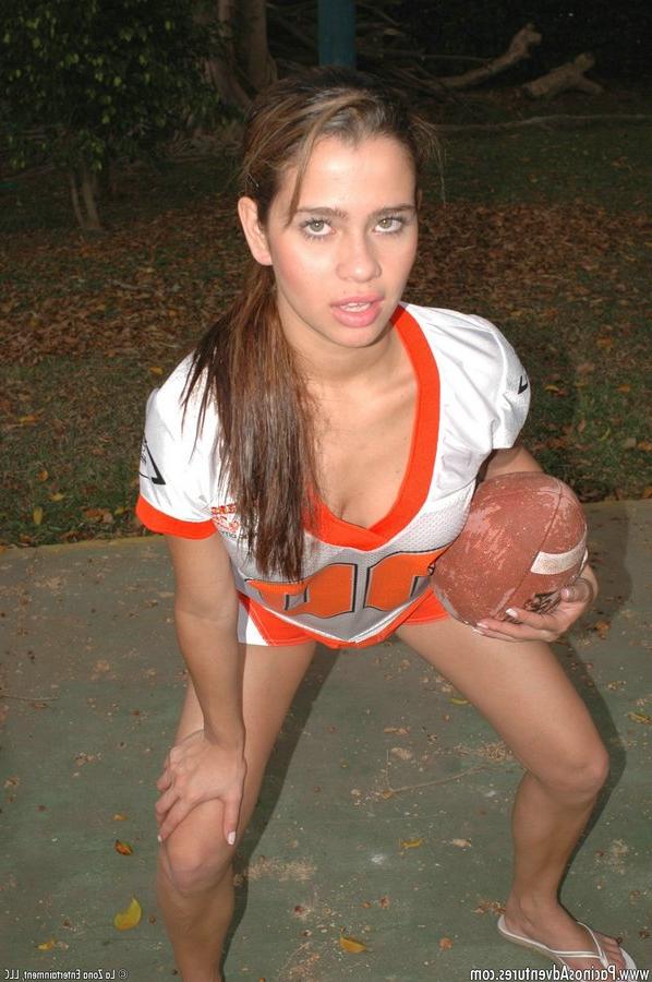 15P Latina amateur juega con una piel de cerdo antes de desnudarse para masturbarse al aire libre