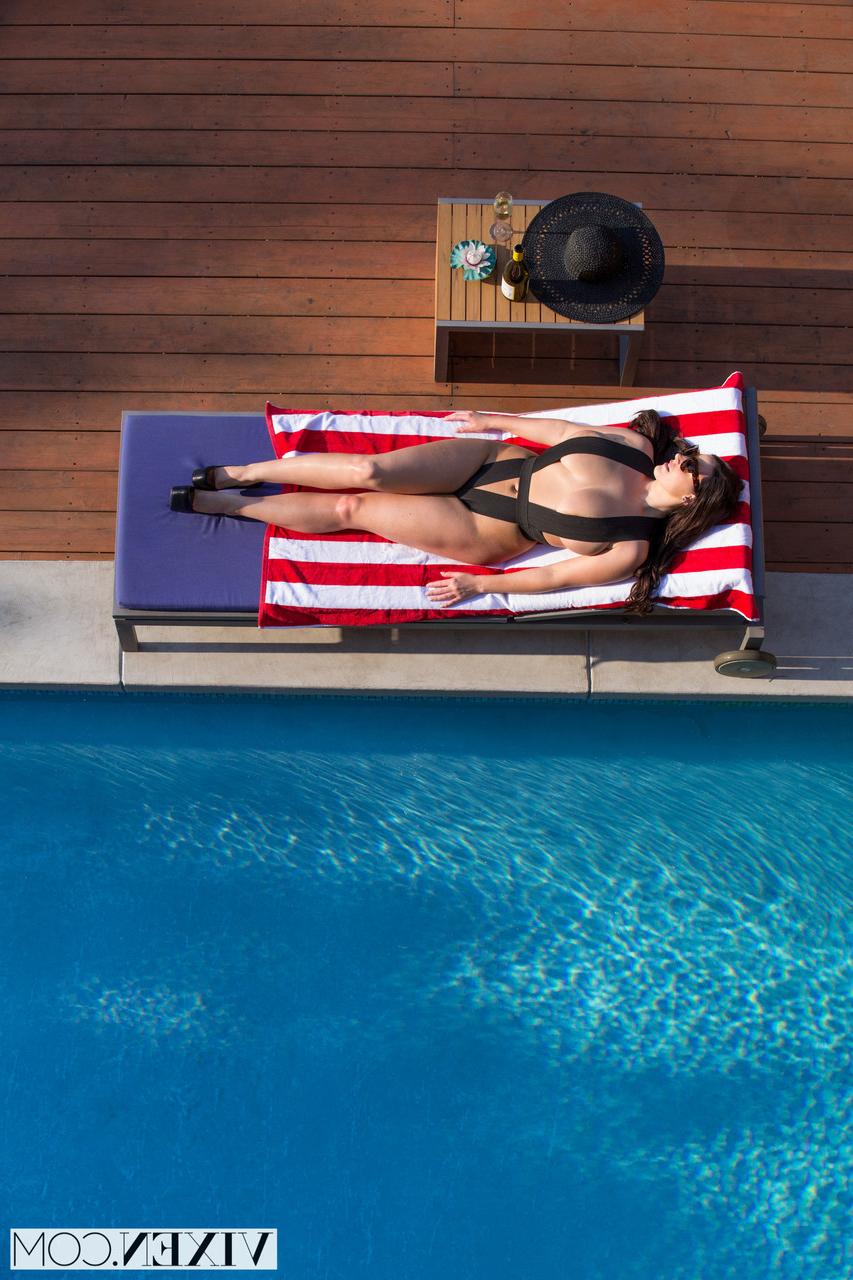 20P Brünette MILF mit großen saftigen Titten bekommt Angela White