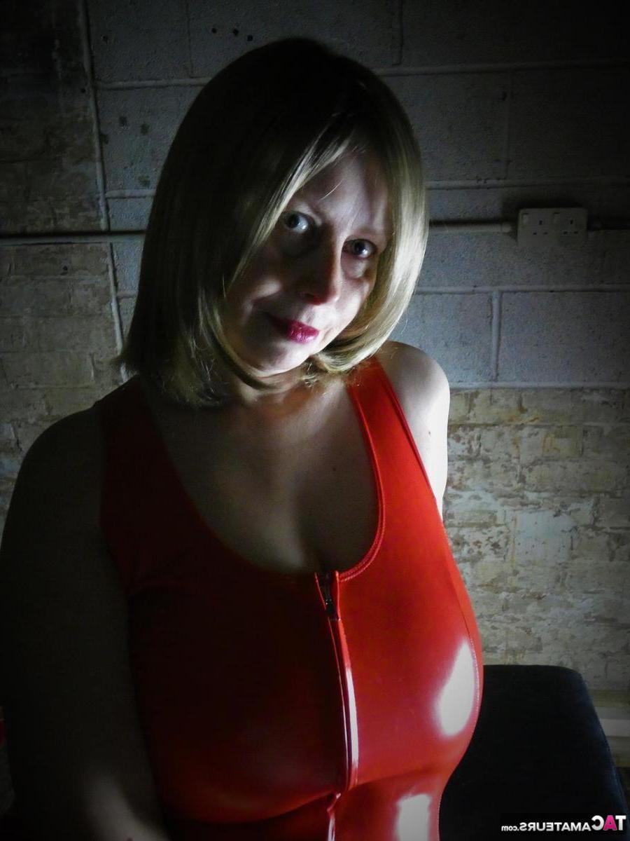 20P A amadora madura Posh Sophia libera seus grandes trajes naturais de látex vermelho