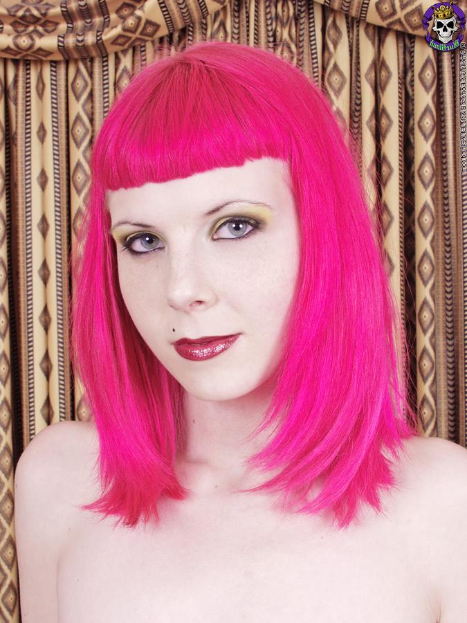 15P La caliente MILF Szandora luce el cabello rosado mientras posa desnuda con una faja cinturilla