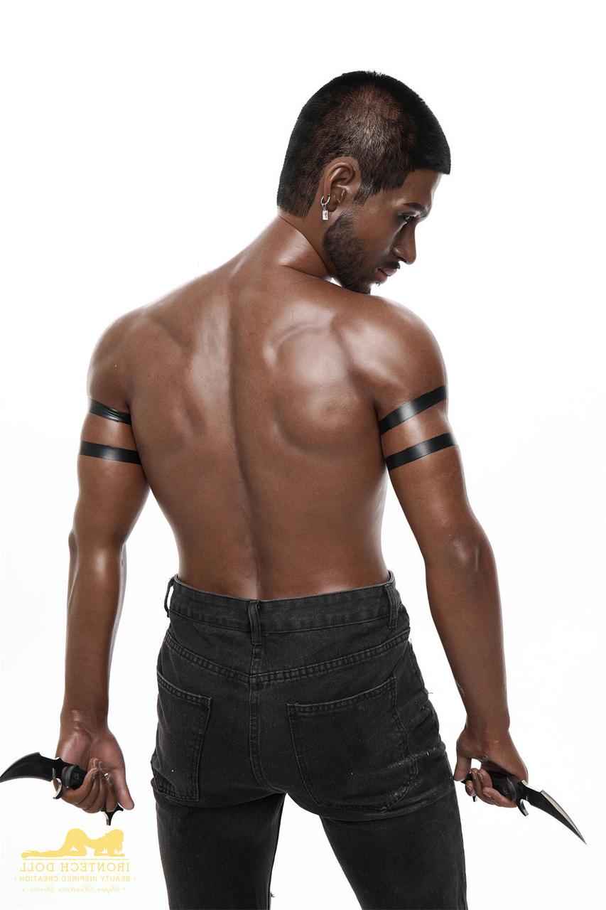 12P Die schwarze männliche Sexpuppe Alfred zieht sich nackt aus und zeigt seinen Sixpack und seinen kleinen Schwanz