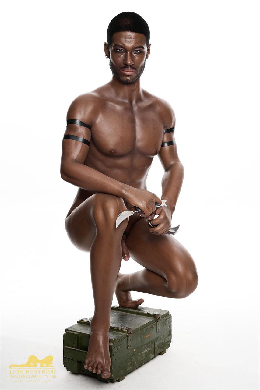 12P Die schwarze männliche Sexpuppe Alfred zieht sich nackt aus und zeigt seinen Sixpack und seinen kleinen Schwanz