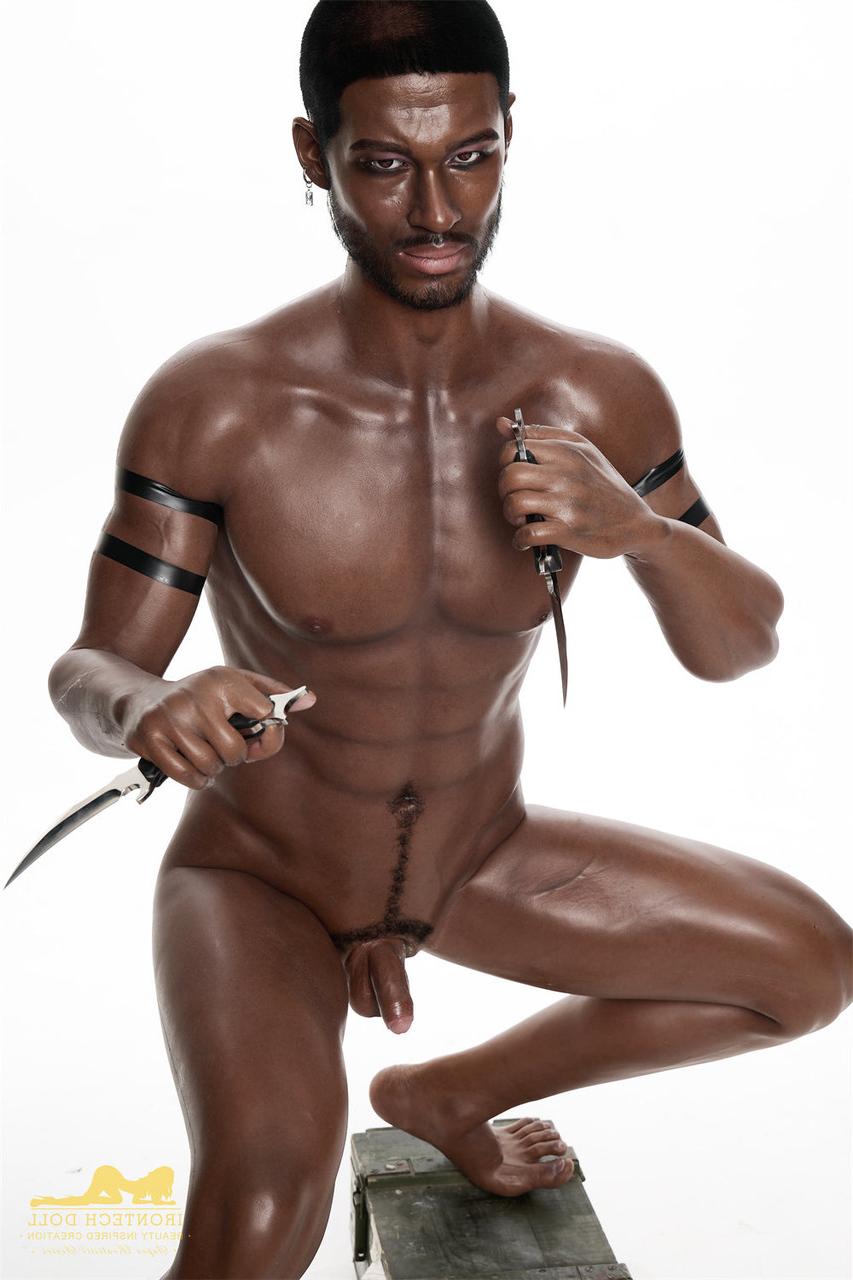 12P Die schwarze männliche Sexpuppe Alfred zieht sich nackt aus und zeigt seinen Sixpack und seinen kleinen Schwanz