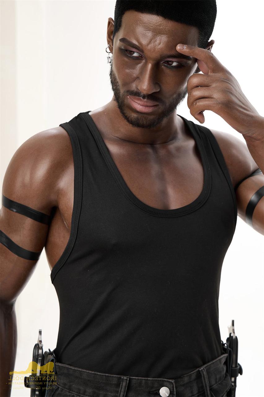 12P Die schwarze männliche Sexpuppe Alfred zieht sich nackt aus und zeigt seinen Sixpack und seinen kleinen Schwanz