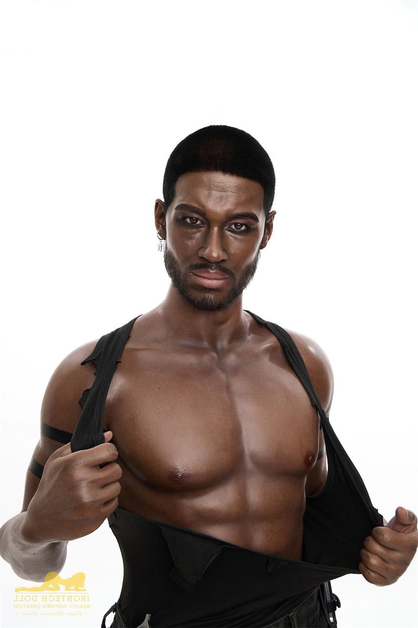 12P Die schwarze männliche Sexpuppe Alfred zieht sich nackt aus und zeigt seinen Sixpack und seinen kleinen Schwanz