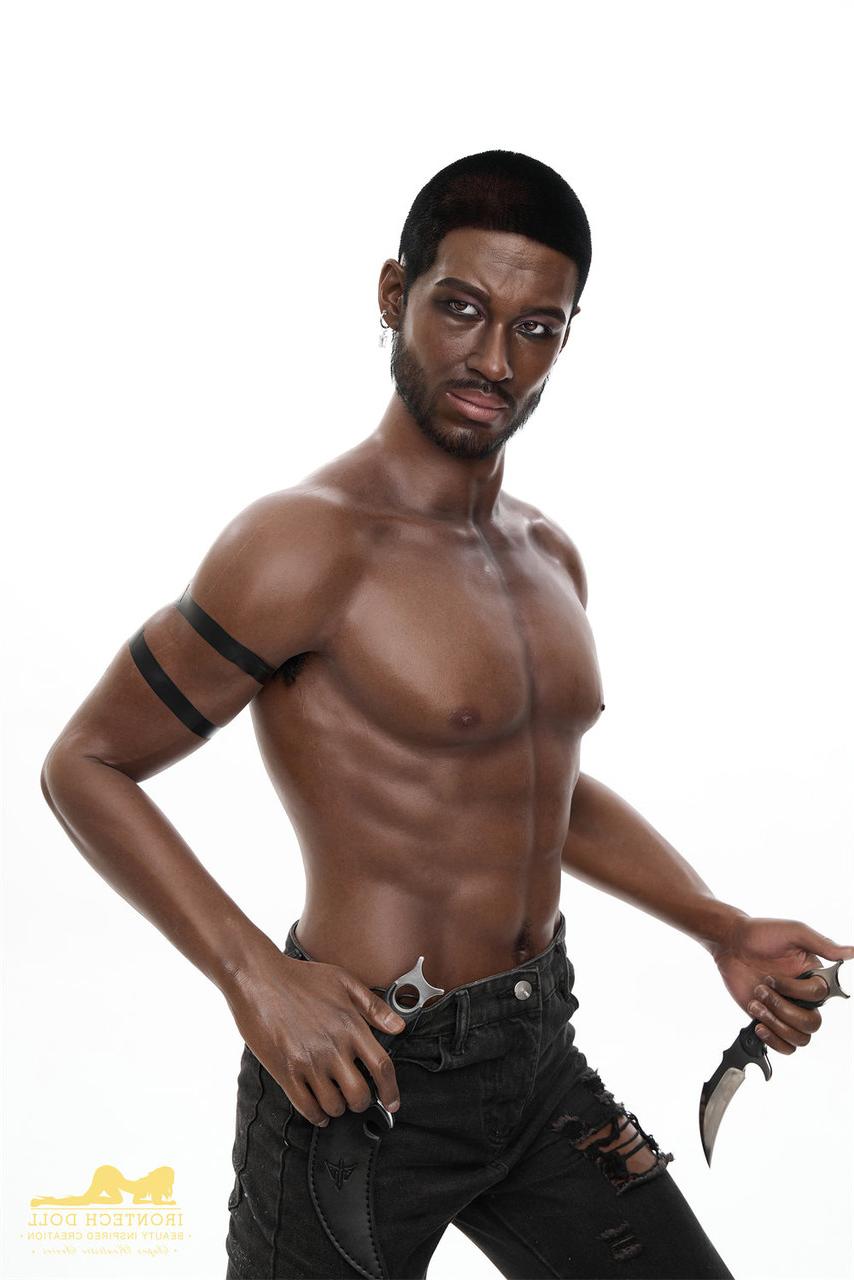 12P Die schwarze männliche Sexpuppe Alfred zieht sich nackt aus und zeigt seinen Sixpack und seinen kleinen Schwanz