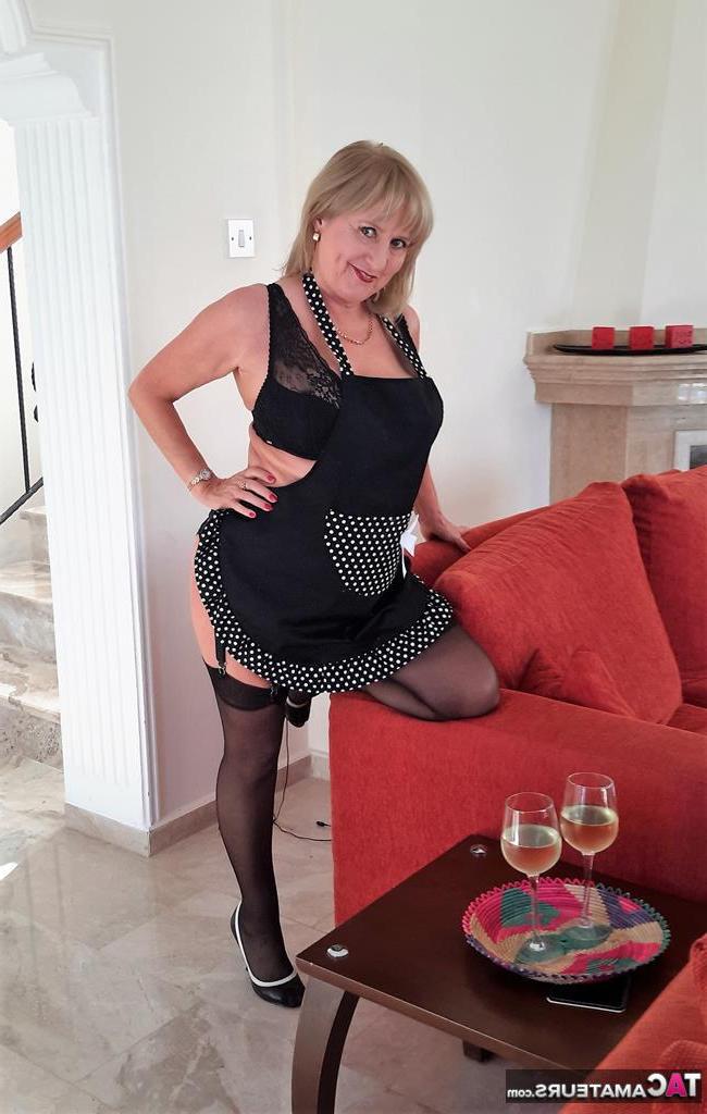 16P Lorna Blu, une grosse femme mature, écarte sa culotte pour se doigter sur un canapé.