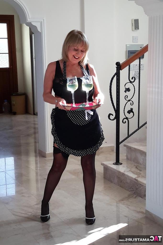 16P Lorna Blu, une grosse femme mature, écarte sa culotte pour se doigter sur un canapé.