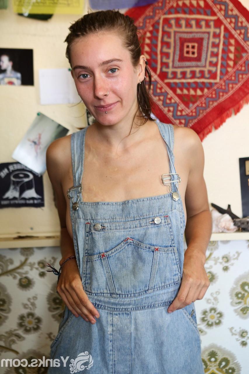 17P Roe, une jeune fille de la campagne, ne s'est jamais rasé la chatte et le prouve devant la caméra.