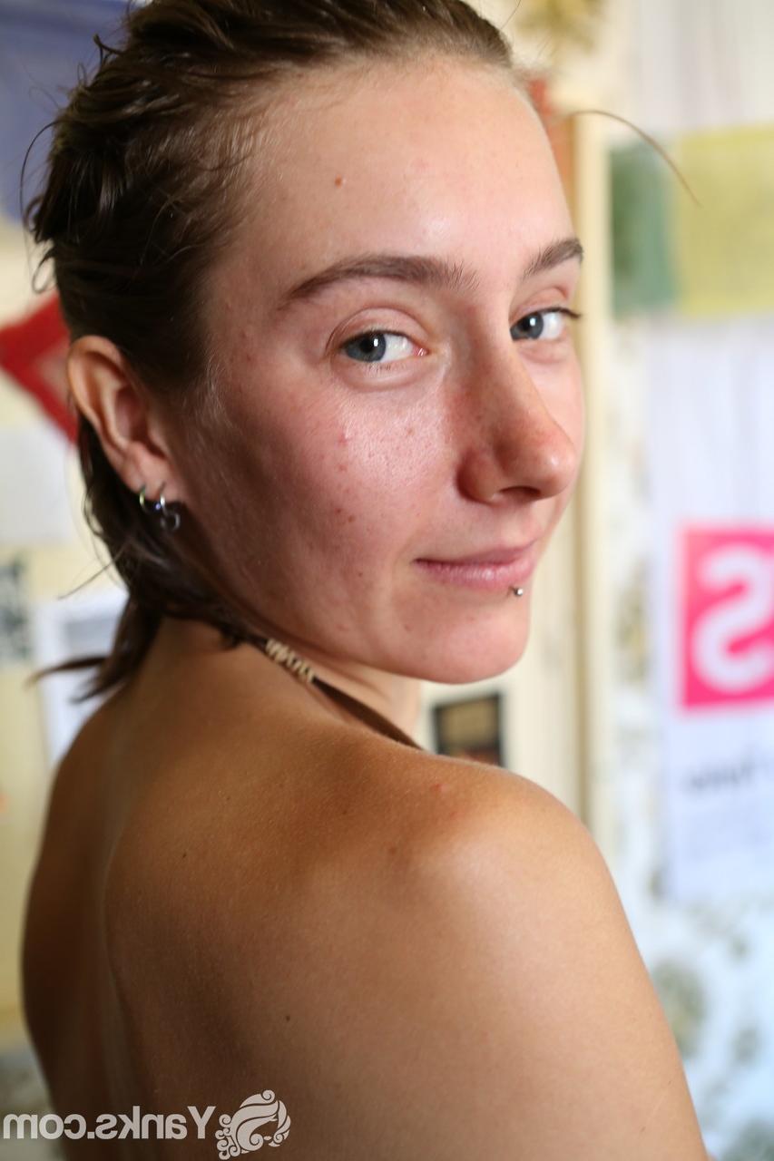 17P Roe, une jeune fille de la campagne, ne s'est jamais rasé la chatte et le prouve devant la caméra.