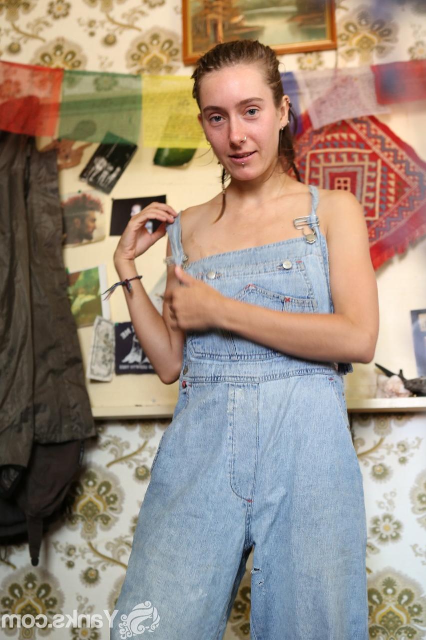 17P Roe, une jeune fille de la campagne, ne s'est jamais rasé la chatte et le prouve devant la caméra.