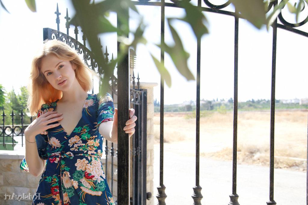 16P A doce adolescente Alice May tira o roupão para ficar nua em um muro de jardim