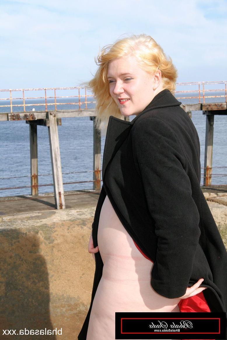 15P Die platinblonde BBW Bhala Sada trägt in der Öffentlichkeit nichts als einen schwarzen Mantel