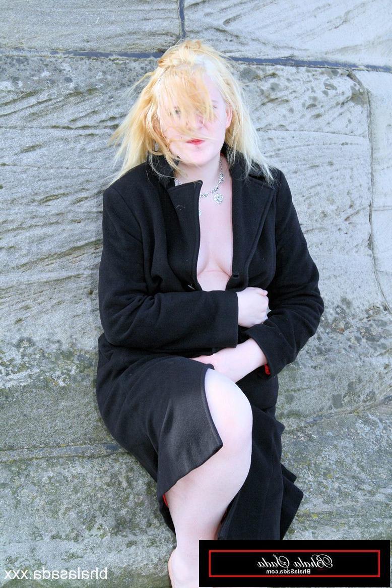 15P Die platinblonde BBW Bhala Sada trägt in der Öffentlichkeit nichts als einen schwarzen Mantel