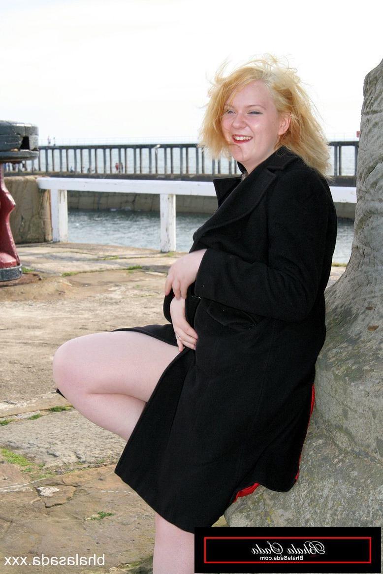 15P Die platinblonde BBW Bhala Sada trägt in der Öffentlichkeit nichts als einen schwarzen Mantel