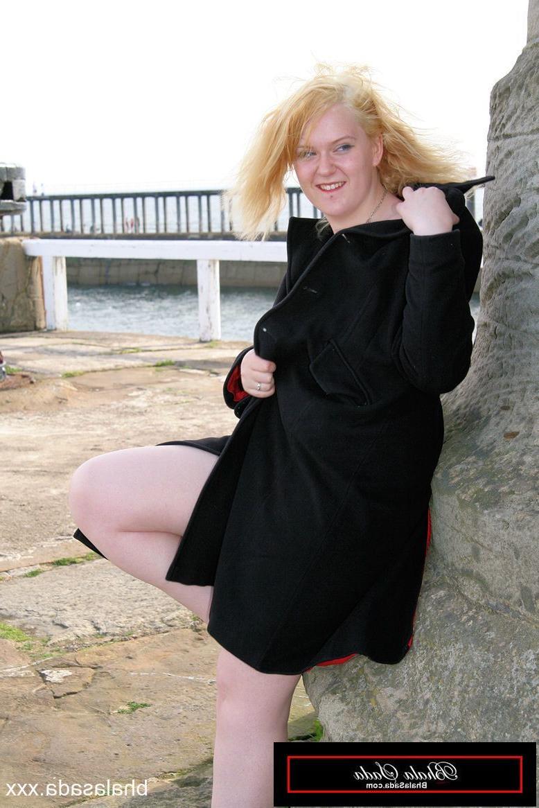 15P Die platinblonde BBW Bhala Sada trägt in der Öffentlichkeit nichts als einen schwarzen Mantel