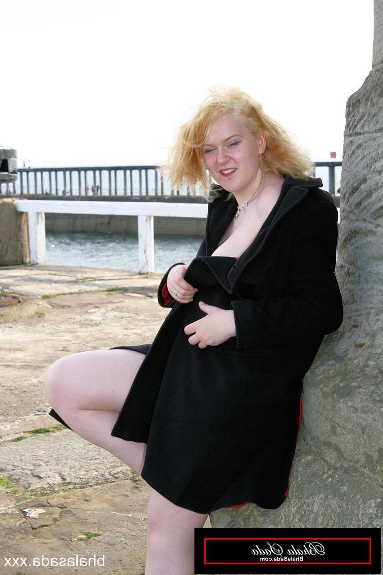 15P Die platinblonde BBW Bhala Sada trägt in der Öffentlichkeit nichts als einen schwarzen Mantel