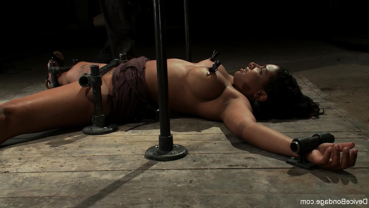 20P Sub feminina negra Mia Stiletto é fodida com um vibrador em cativeiro de metal