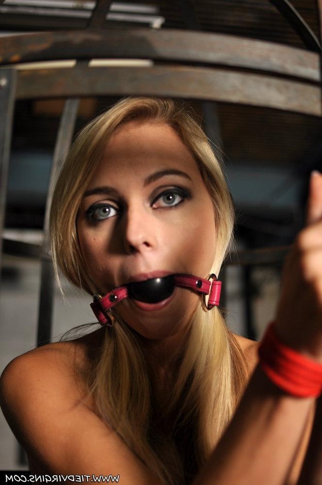 12P Rubia desnuda es mantenida encerrada en una jaula de acero mientras está amordazada y atada.