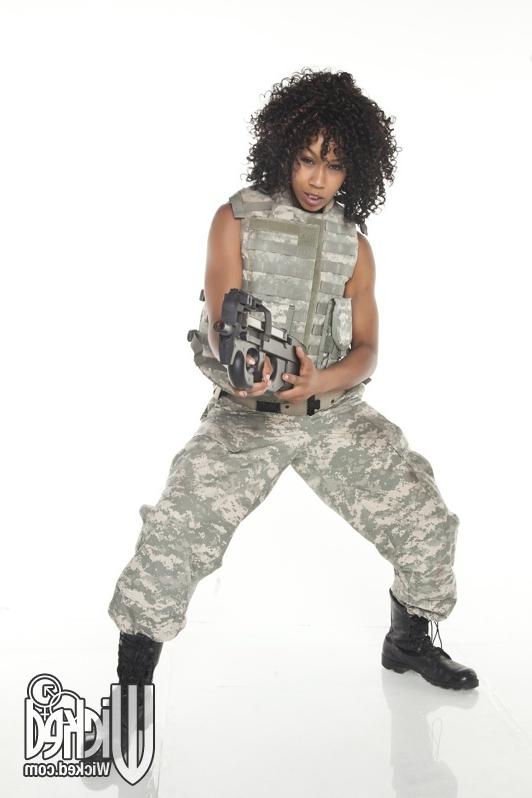 16P A garota negra Misty Stone tira o uniforme para mostrar a buceta