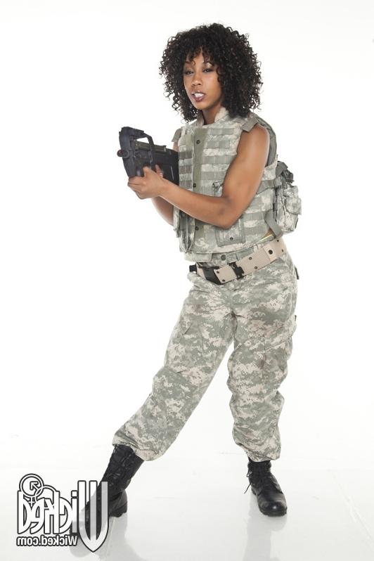 16P A garota negra Misty Stone tira o uniforme para mostrar a buceta