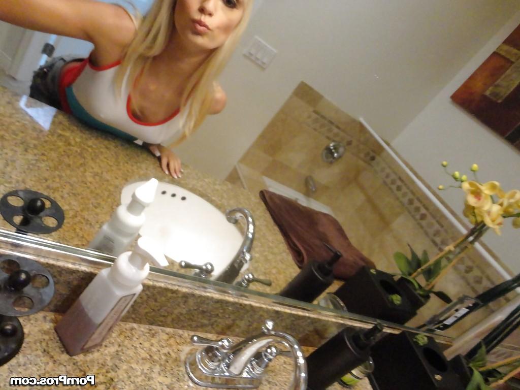 16P La rubia Erica Fontes se toma selfies en el espejo mientras se quita la ropa