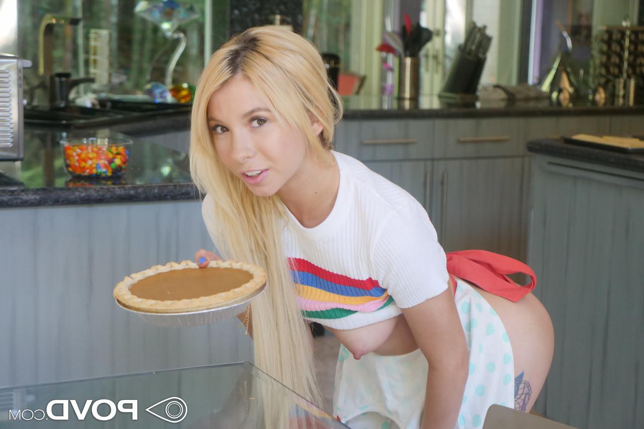 17P A loira flexível Kenzie Reeves abre as pernas e ganha creampie depois de bater