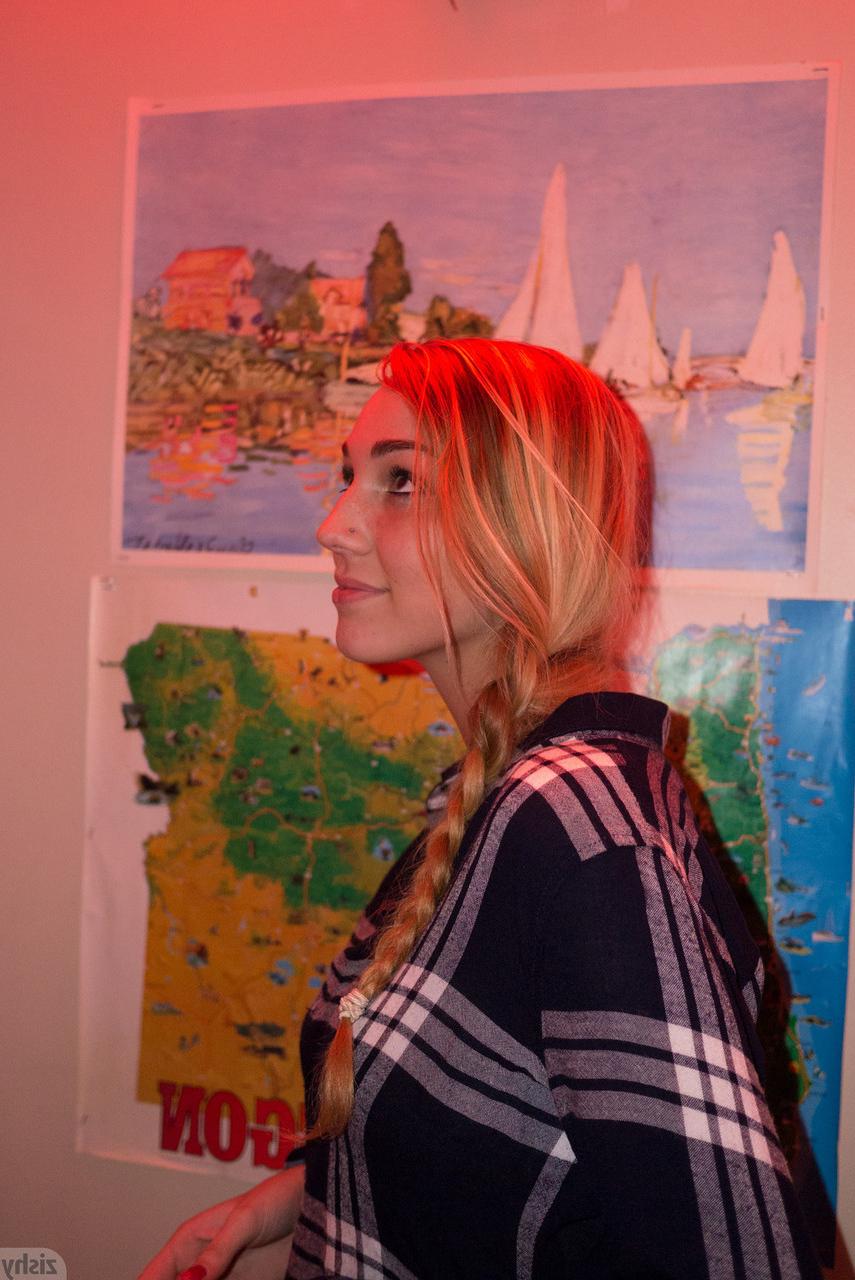 11P Kendra Sunderland, petite amie adolescente, serre ses fantastiques seins naturels à l'intérieur.