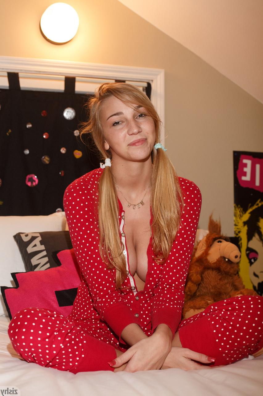 11P Kendra Sunderland, petite amie adolescente, serre ses fantastiques seins naturels à l'intérieur.