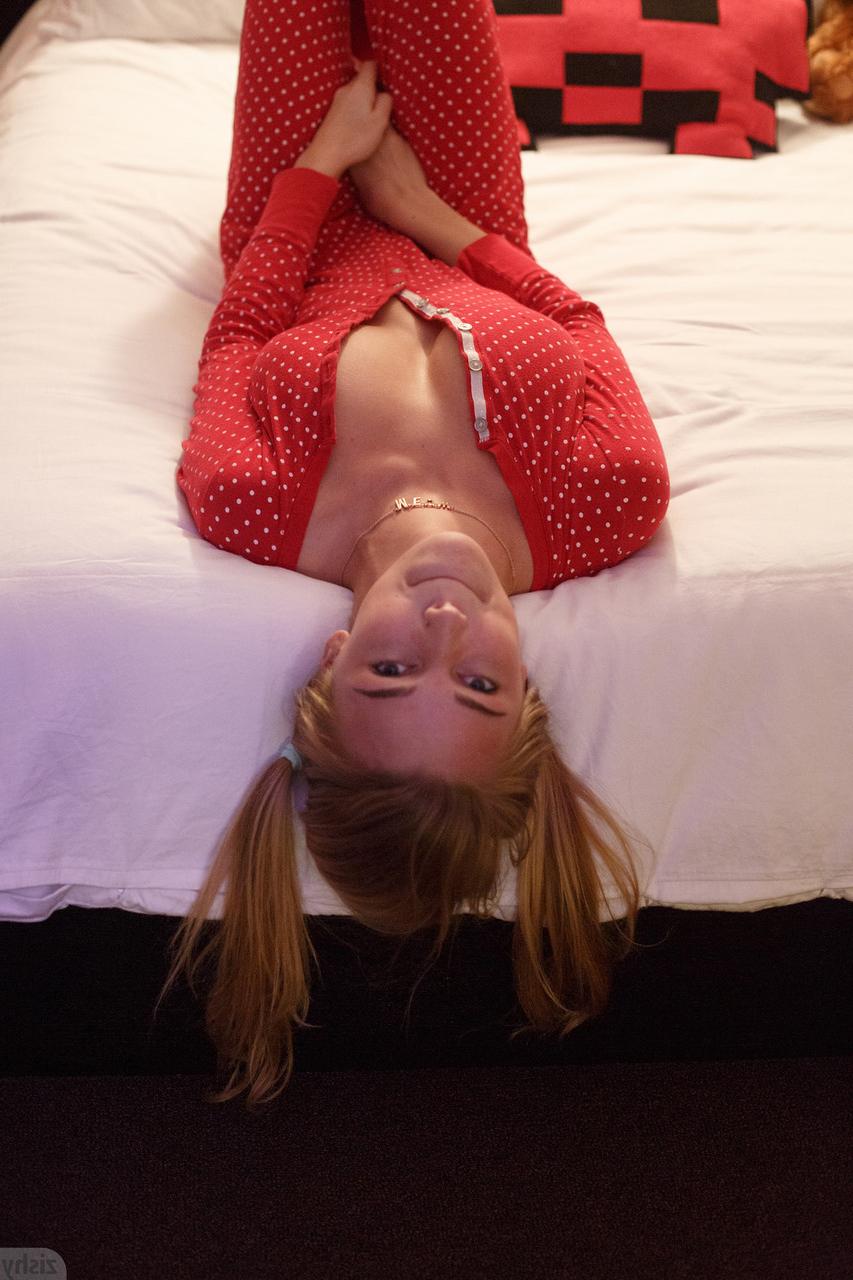11P Kendra Sunderland, petite amie adolescente, serre ses fantastiques seins naturels à l'intérieur.