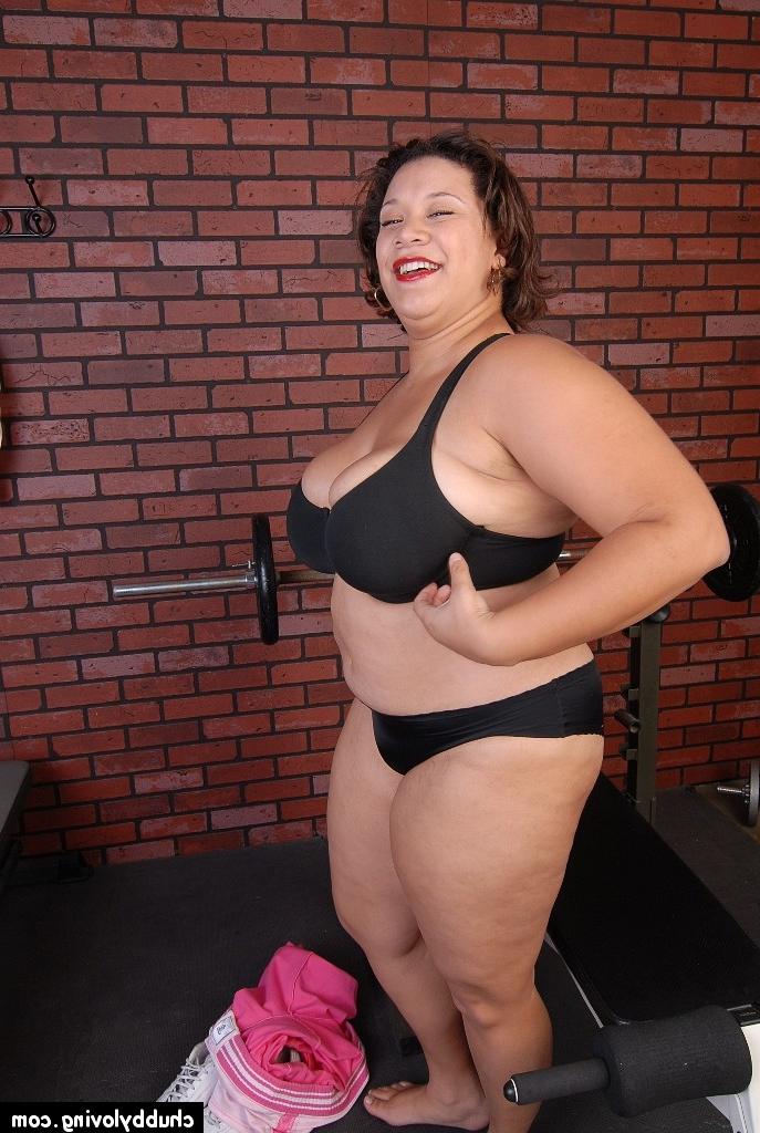 16P Die mollige BBW Monet entledigt sich ihrer Kleidung und zeigt uns ihre fantastischen riesigen Brüste