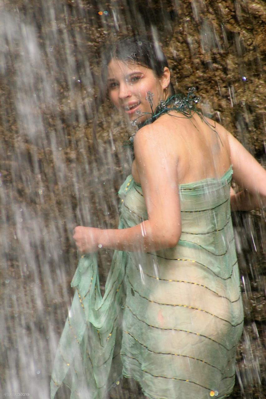 17P Garota sozinha com um regalo peludo fica encharcada embaixo de uma cachoeira