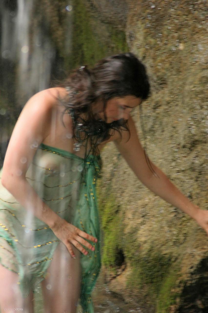 17P Garota sozinha com um regalo peludo fica encharcada embaixo de uma cachoeira
