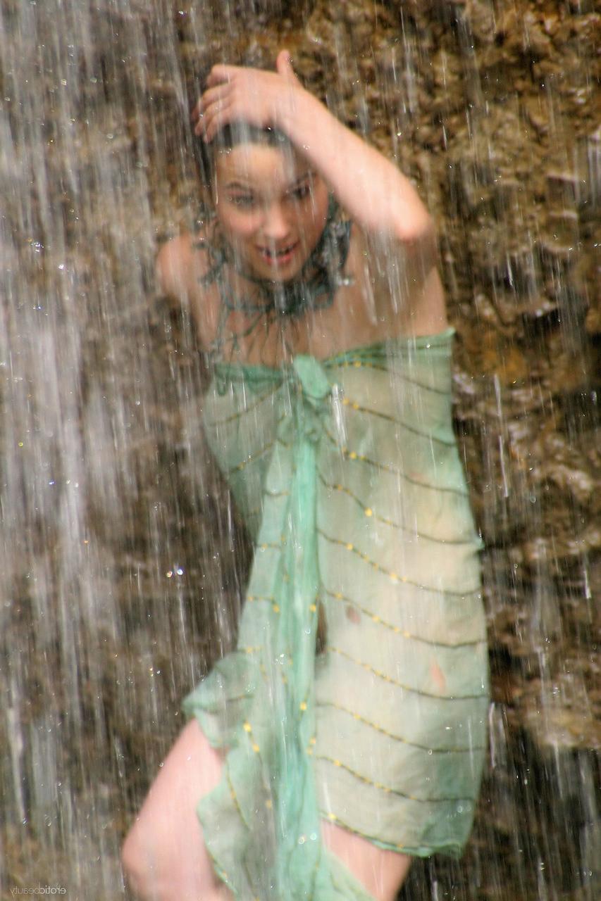 17P Garota sozinha com um regalo peludo fica encharcada embaixo de uma cachoeira