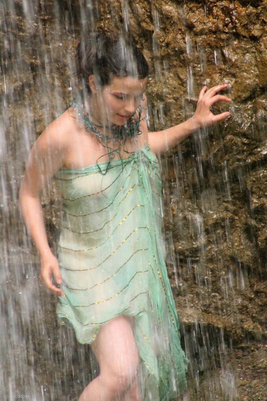 17P Garota sozinha com um regalo peludo fica encharcada embaixo de uma cachoeira