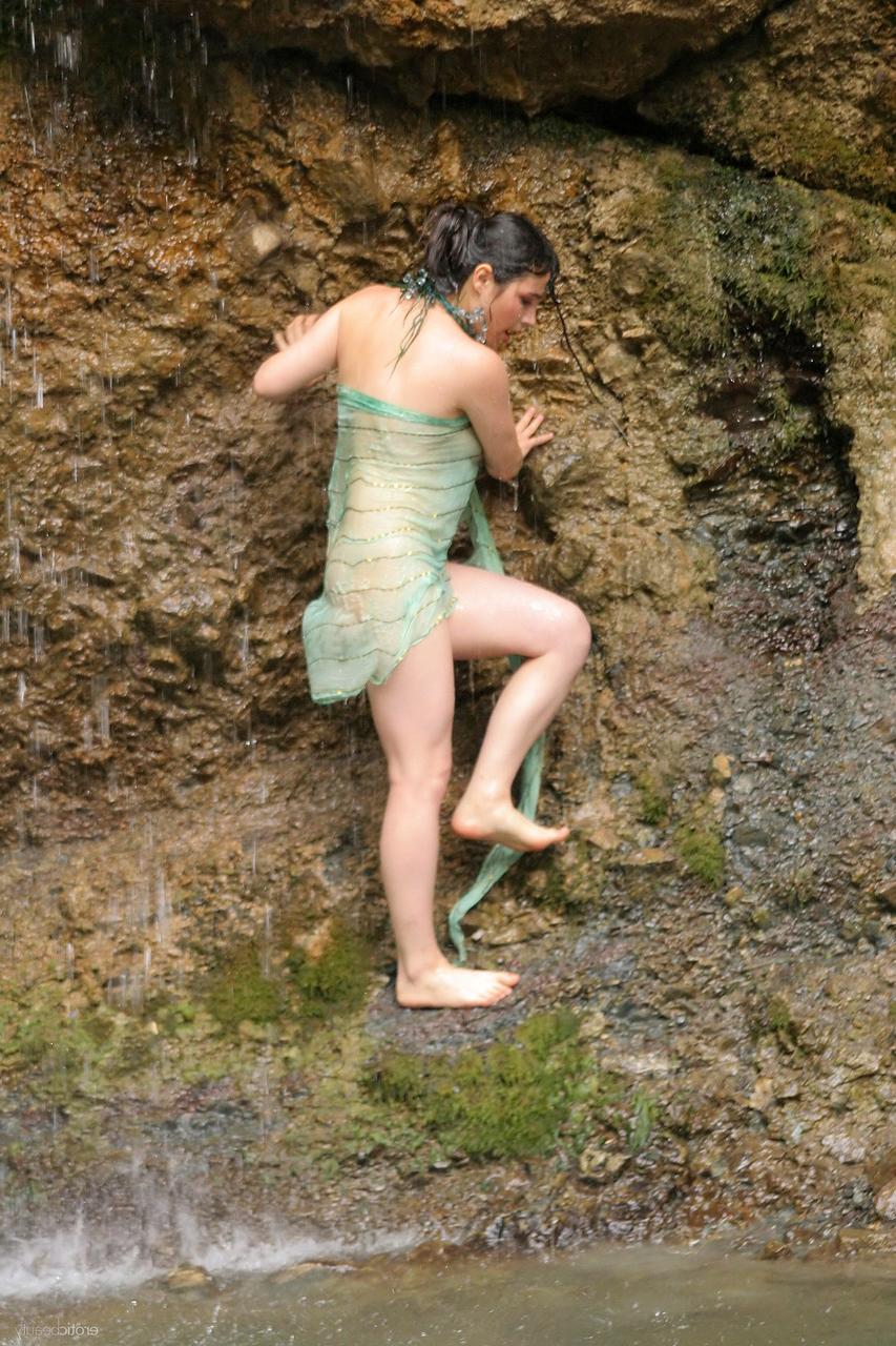 17P Garota sozinha com um regalo peludo fica encharcada embaixo de uma cachoeira