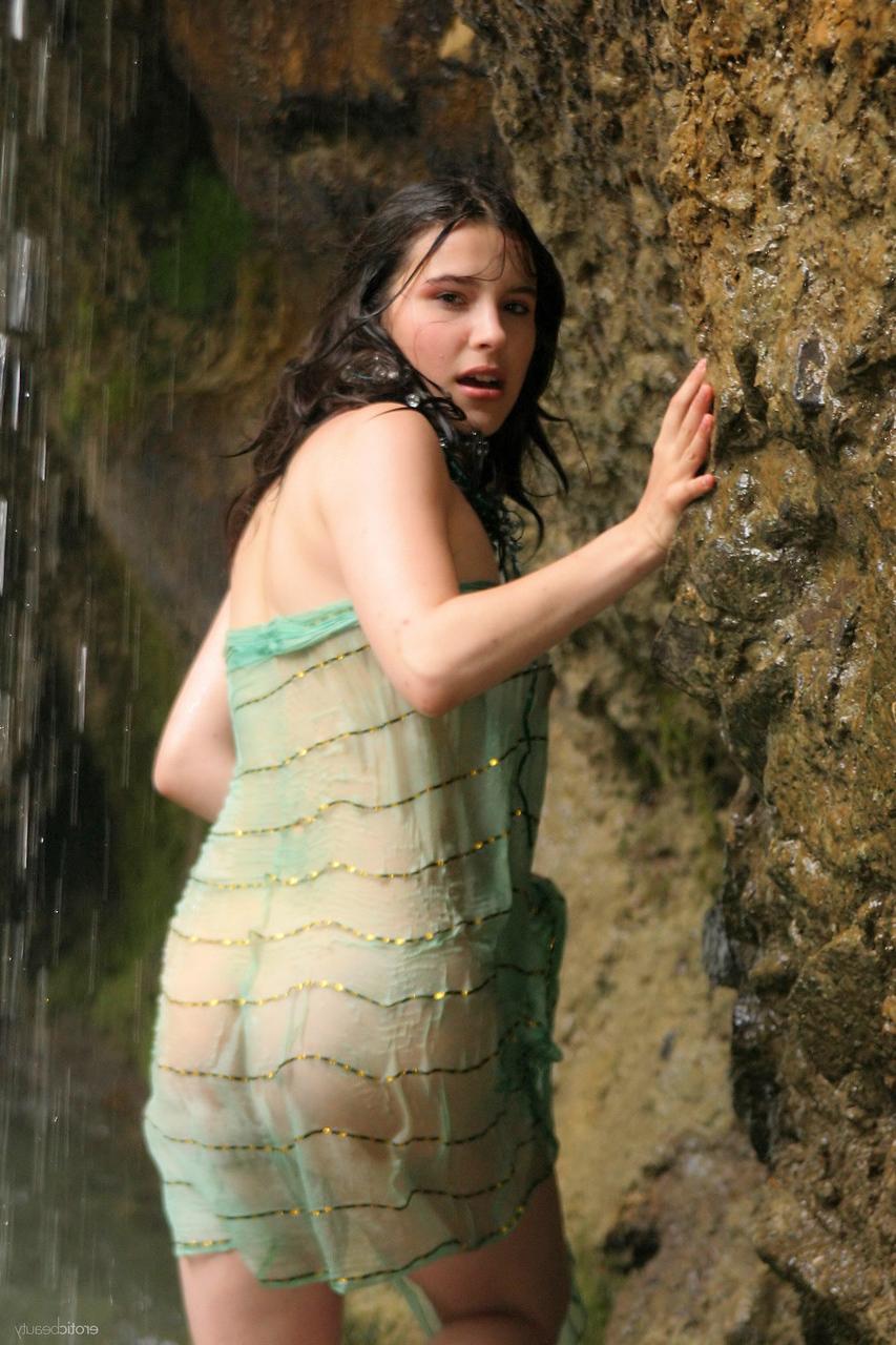 17P Garota sozinha com um regalo peludo fica encharcada embaixo de uma cachoeira