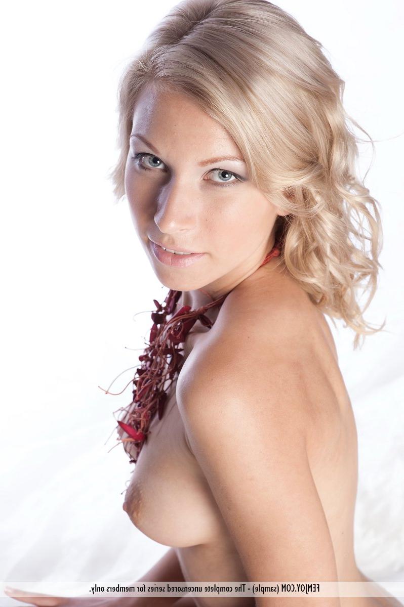 16P La rubia solitaria Tessi exhibe su dulce coño mientras modela desnuda