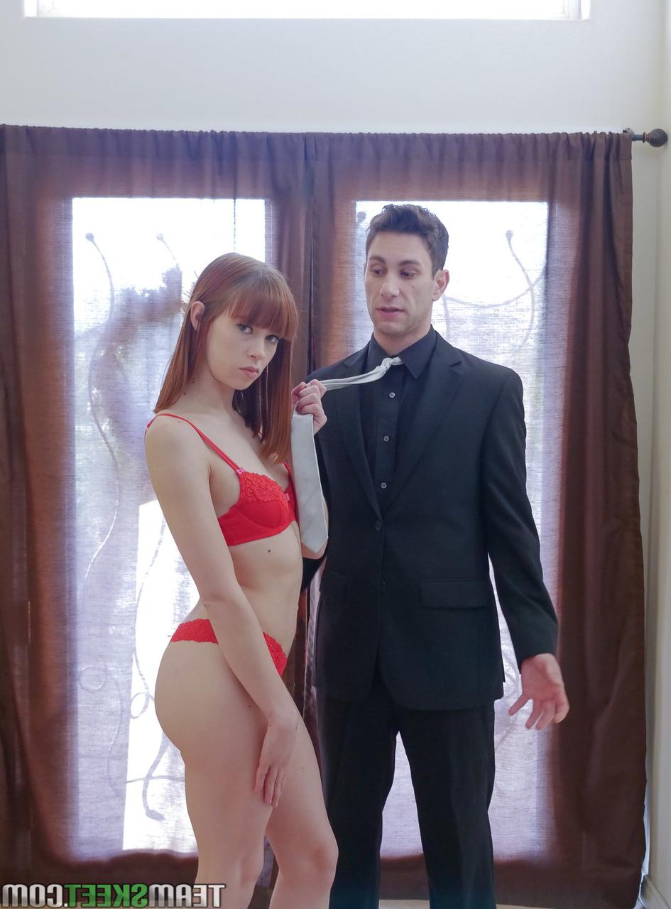 20P Die rothaarige MILF mit den großen Titten Lauren Phillips und die Teenagerin Alexa Nova werden gefickt