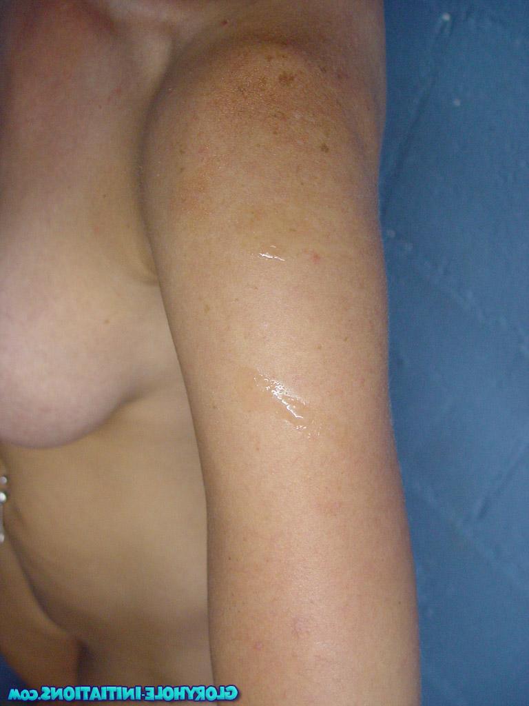18P Die weiße Tussi Kylie G. Worthy macht in einem Badezimmer-Gloryhole einen 1-gegen-1-Sex mit einem Schwanz
