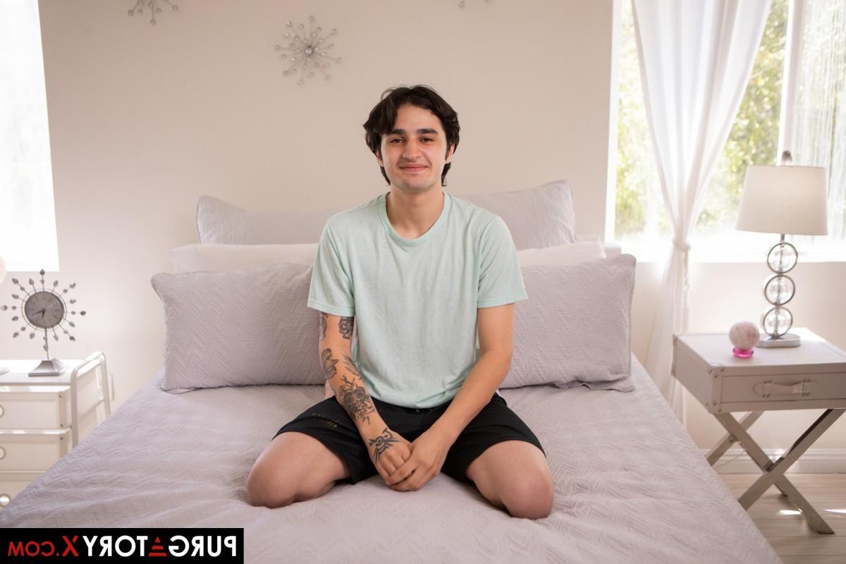 20P A latina Adrianna Jade seduz e fode o meio-irmão na cama