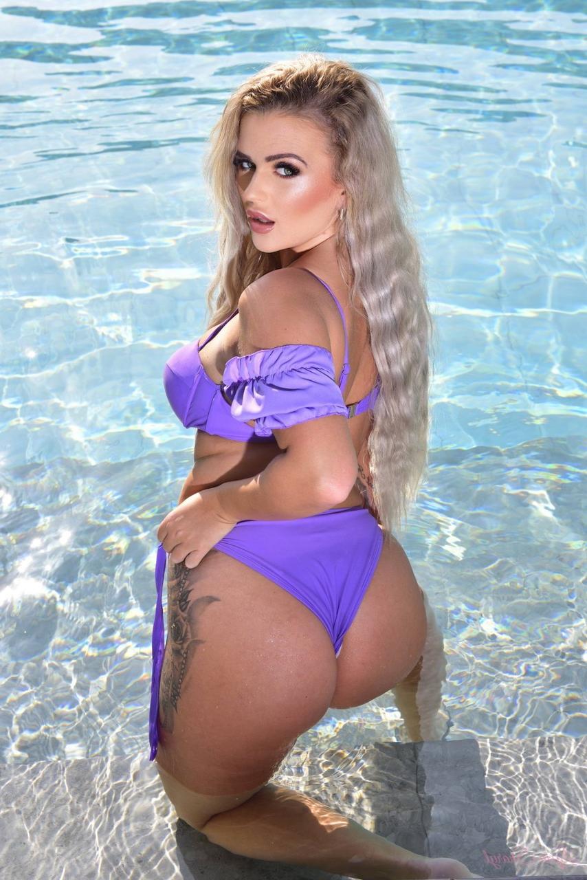 12P A loira platinada Lycia Sharyl tira o biquíni enquanto está na piscina