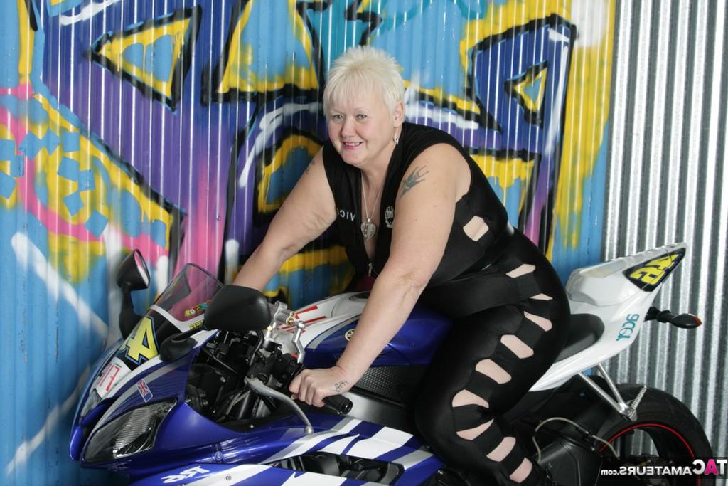 20P La mayor amateur Valgasmic Exposed expone sus tetas encima de una motocicleta
