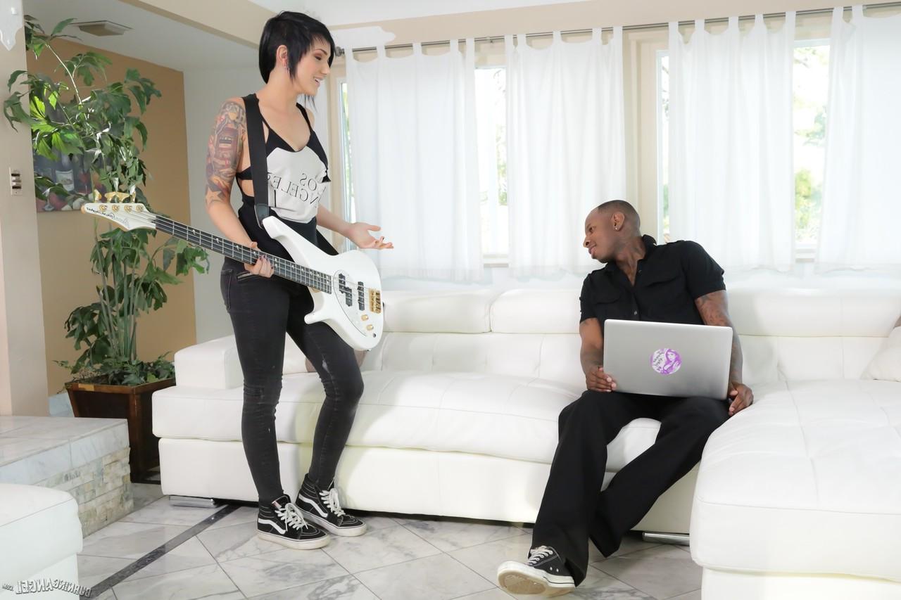 17P Nikki Hearts, une fille emo jouant de la basse, s'agenouille pour une pipe de la BBC et une baise sur le canapé.