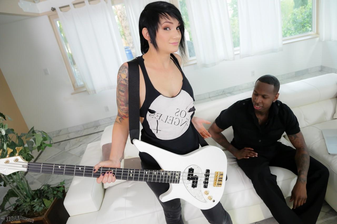 17P Nikki Hearts, une fille emo jouant de la basse, s'agenouille pour une pipe de la BBC et une baise sur le canapé.