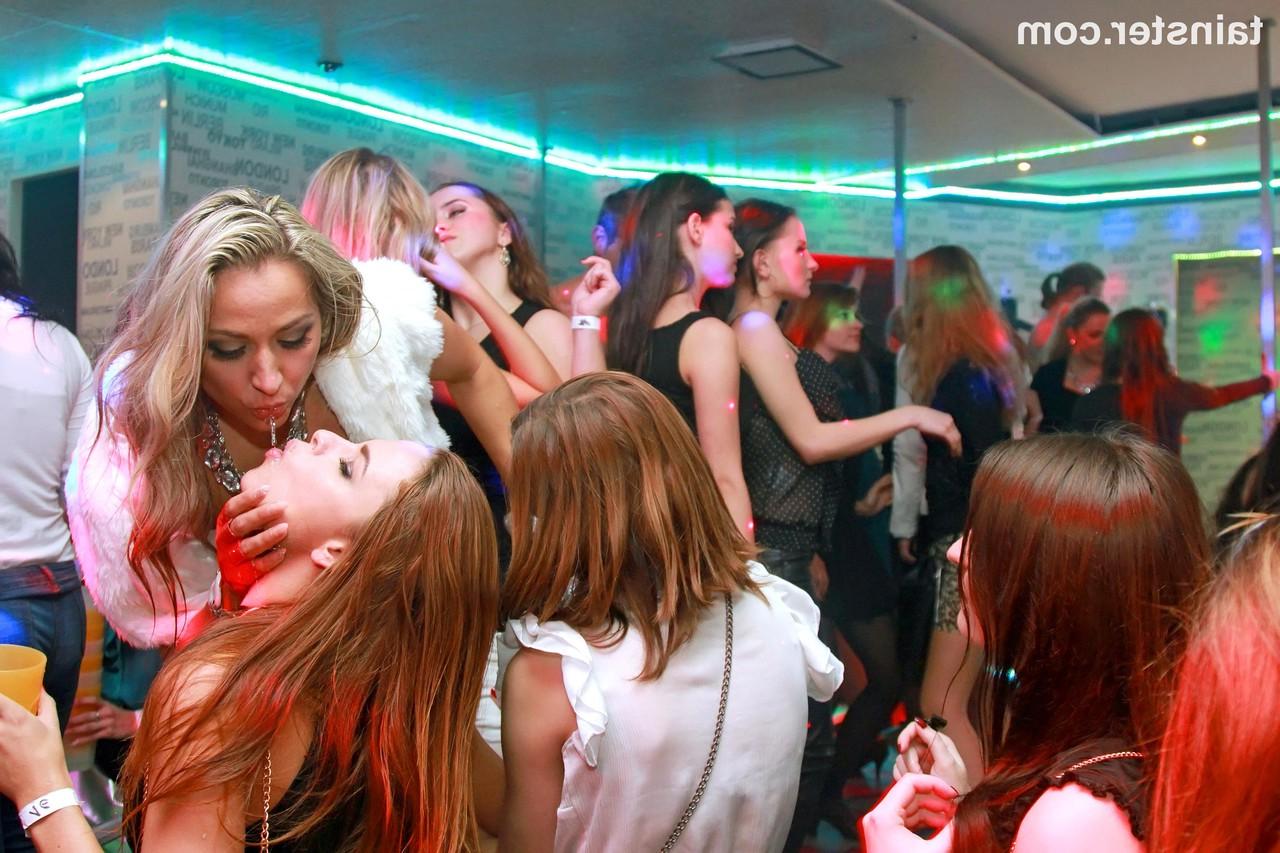 15P Garotas festeiras têm relações sexuais com homens e mulheres dentro de um clube